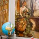 Lo stile classicheggiante � accentuato dal bimbo che gioca con l�uva all�interno di un cratere a figure nere, simbolo di una cultura greca arcaica da tempo perduta